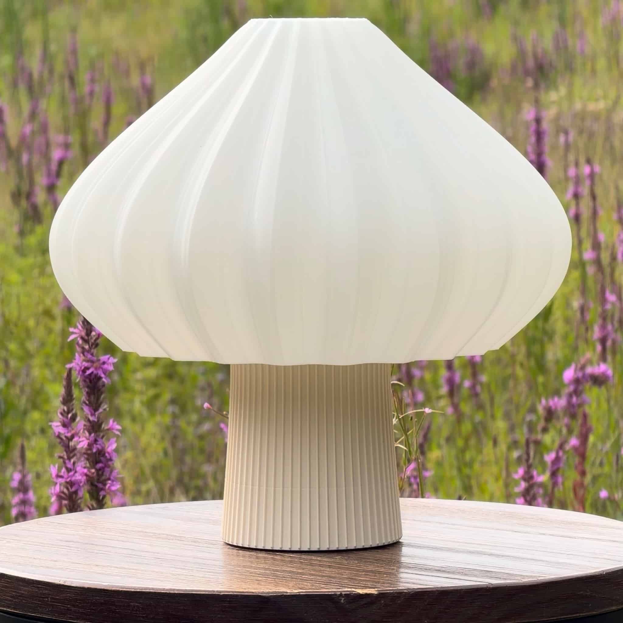 Musa Tischleuchte aus 3D-Druck – matter Schirm mit farbigem Ständer
